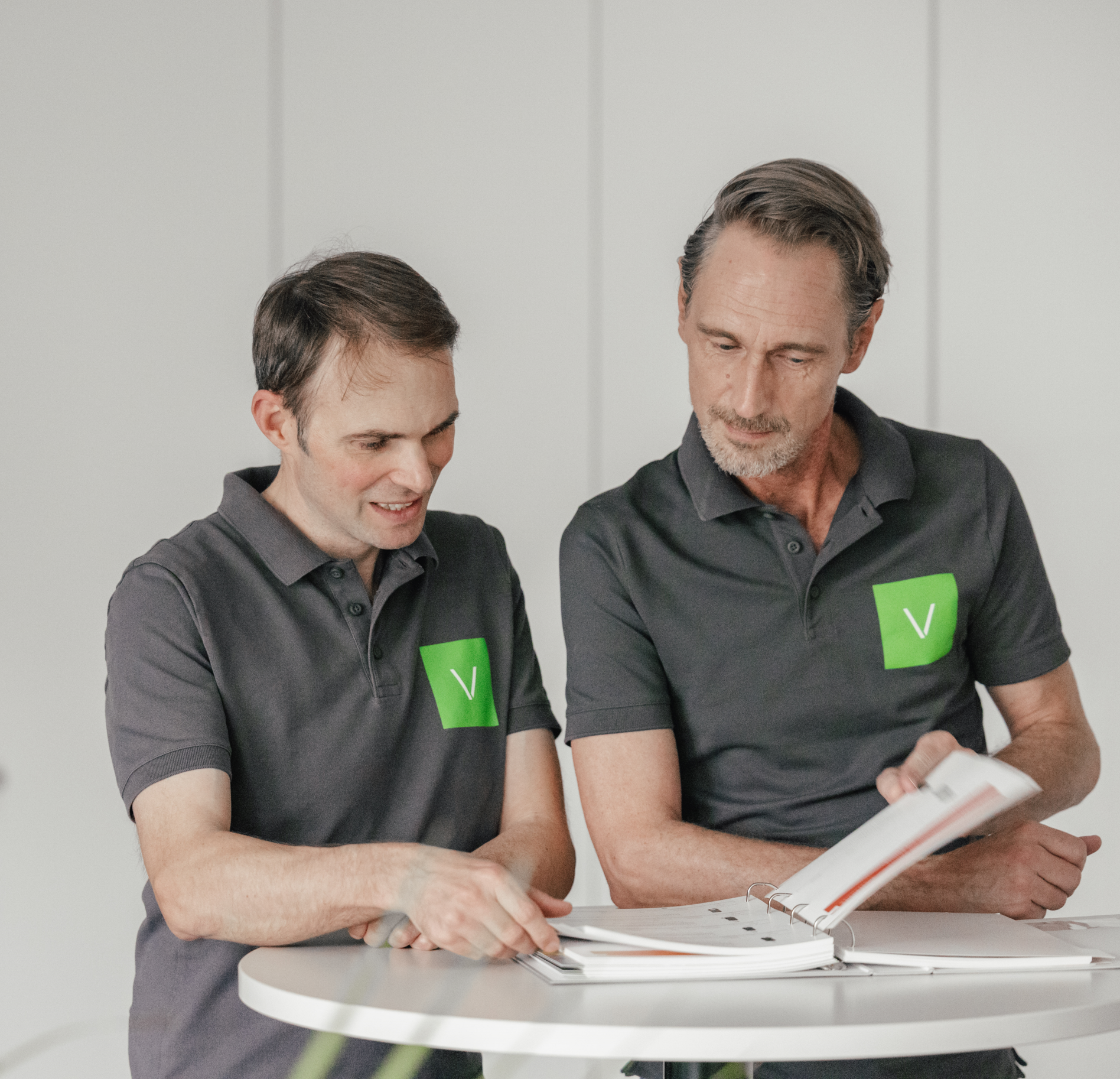 Zwei Vordermaier-Mitarbeiter im Gespräch über Unterlagen