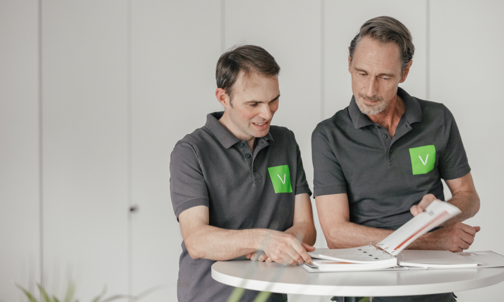 Zwei Vordermaier-Mitarbeiter im Gespräch über Unterlagen