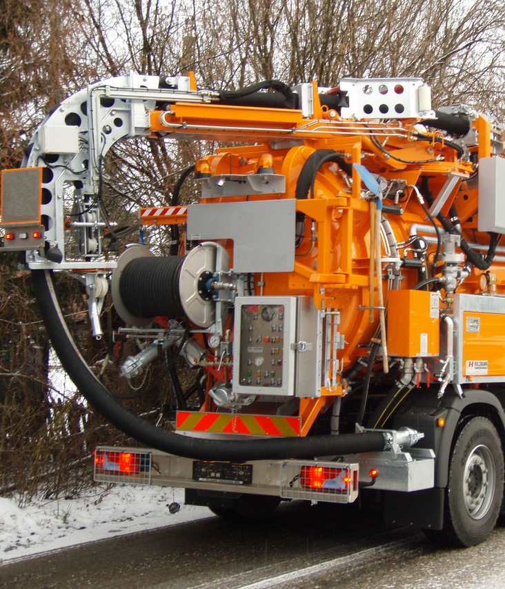 Kanalreinigungsfahrzeug auf winterlicher Landstraße